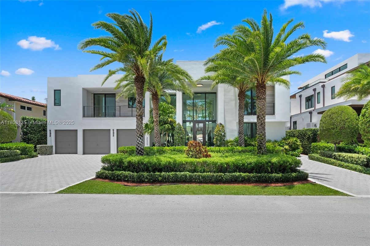 Attached, Exterior, Facade, Modern