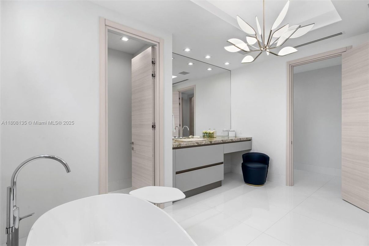 Bathroom, Free Standing Baths, Interior, Pendant Lights, Recessed Lighting