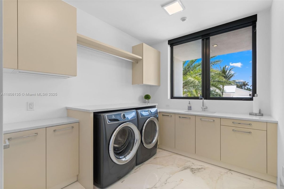 Interior, Marble, Recessed Lighting, Washer