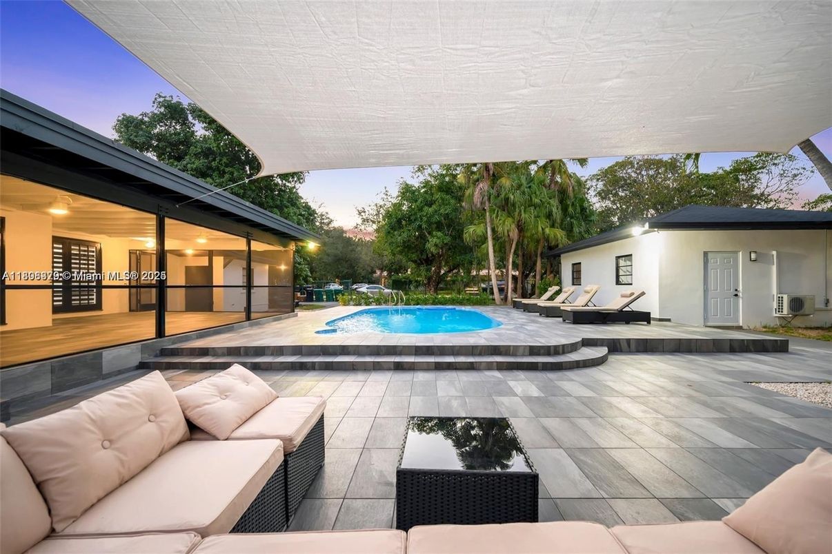 Exterior, Pool