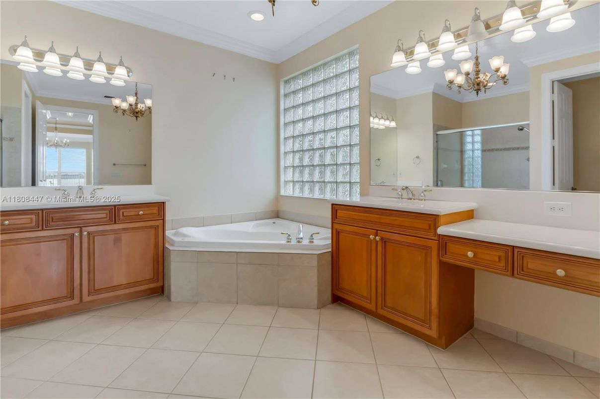 Bathroom, Dual Sink Vanities, Interior, Recessed Lighting