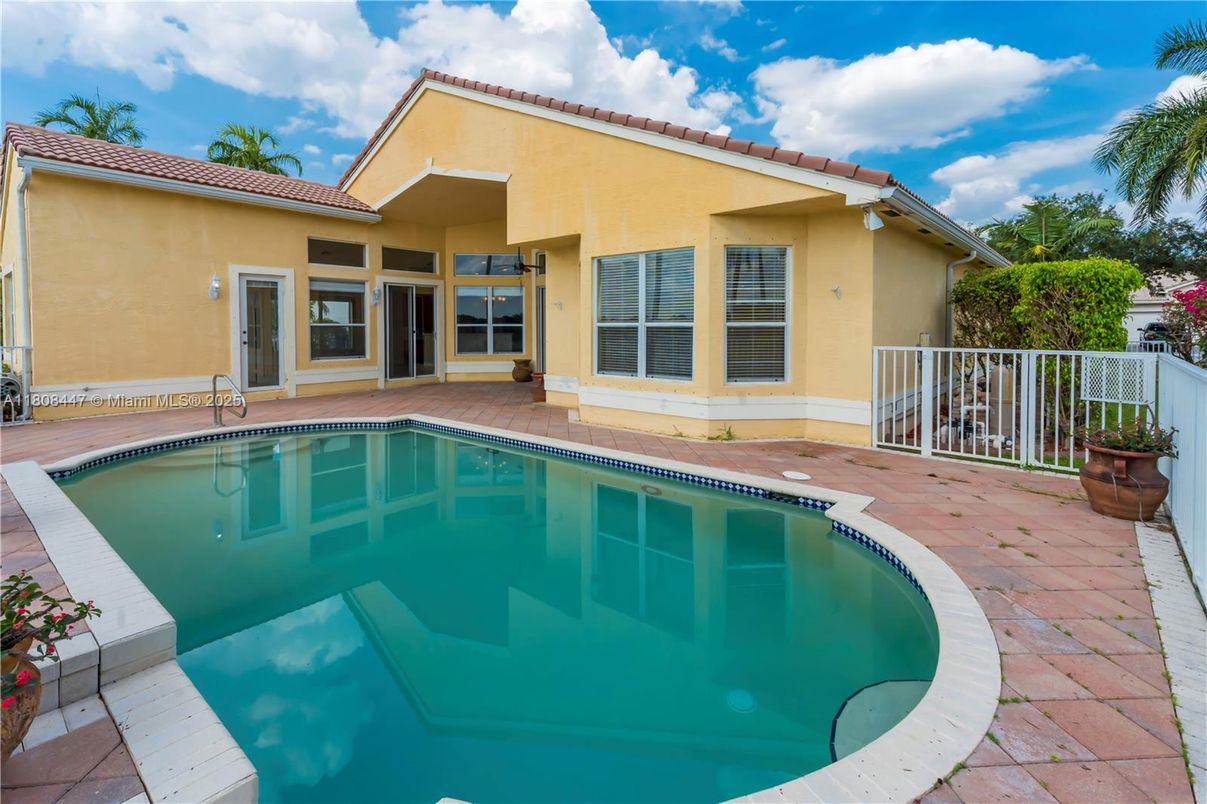 Exterior, Pool