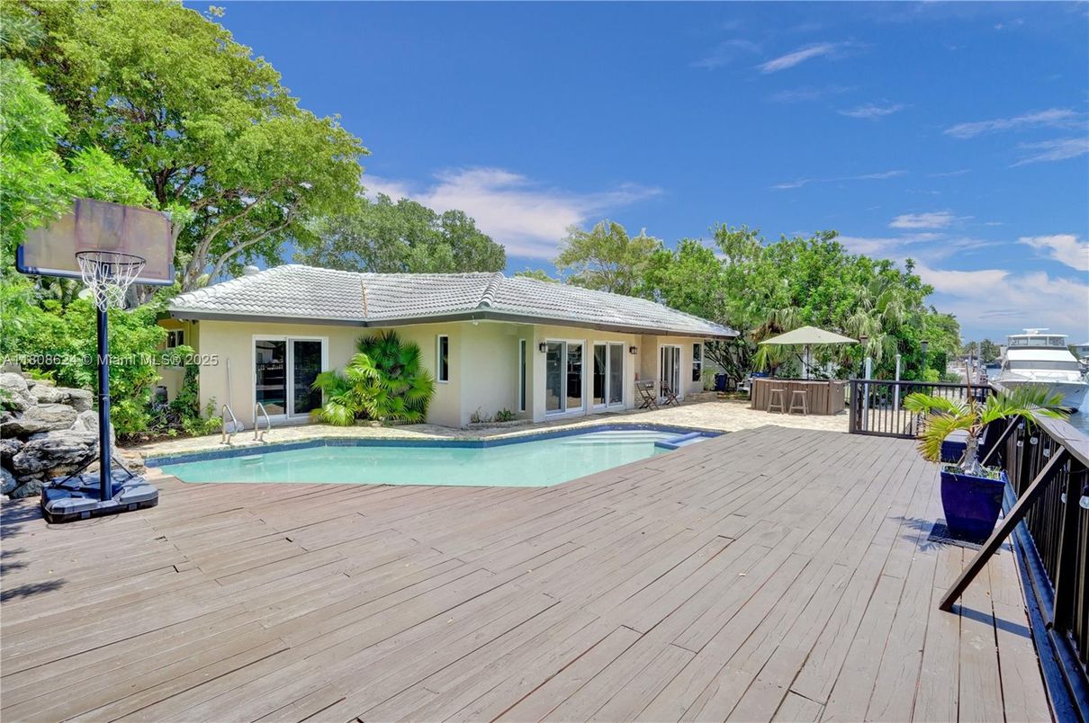 Exterior, Pool
