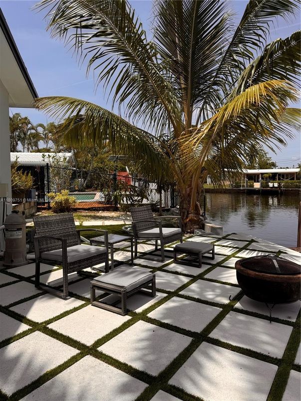 Exterior, Pool, Water