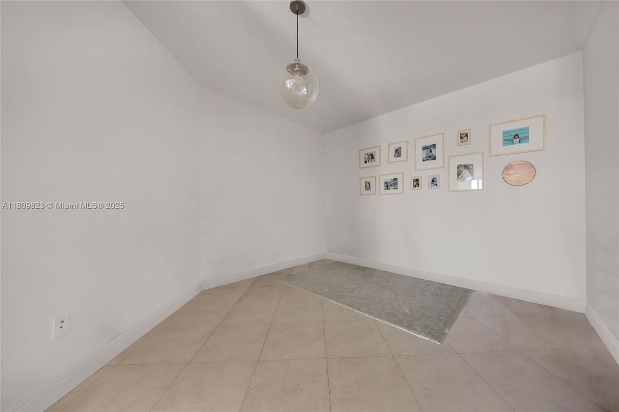 Empty room, Interior, Pendant Lights