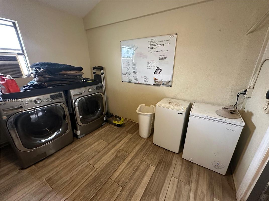Interior, Washer, Wood Texture Flooring