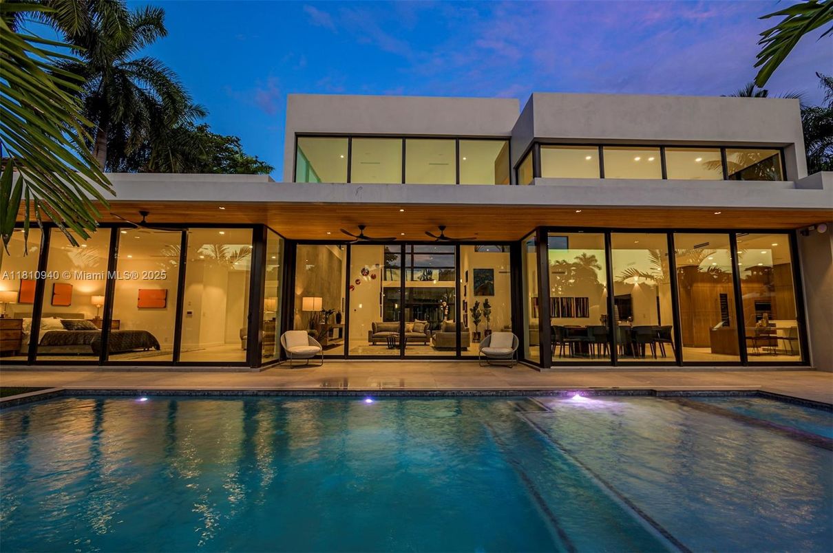 Exterior, Facade, Pool, Modern