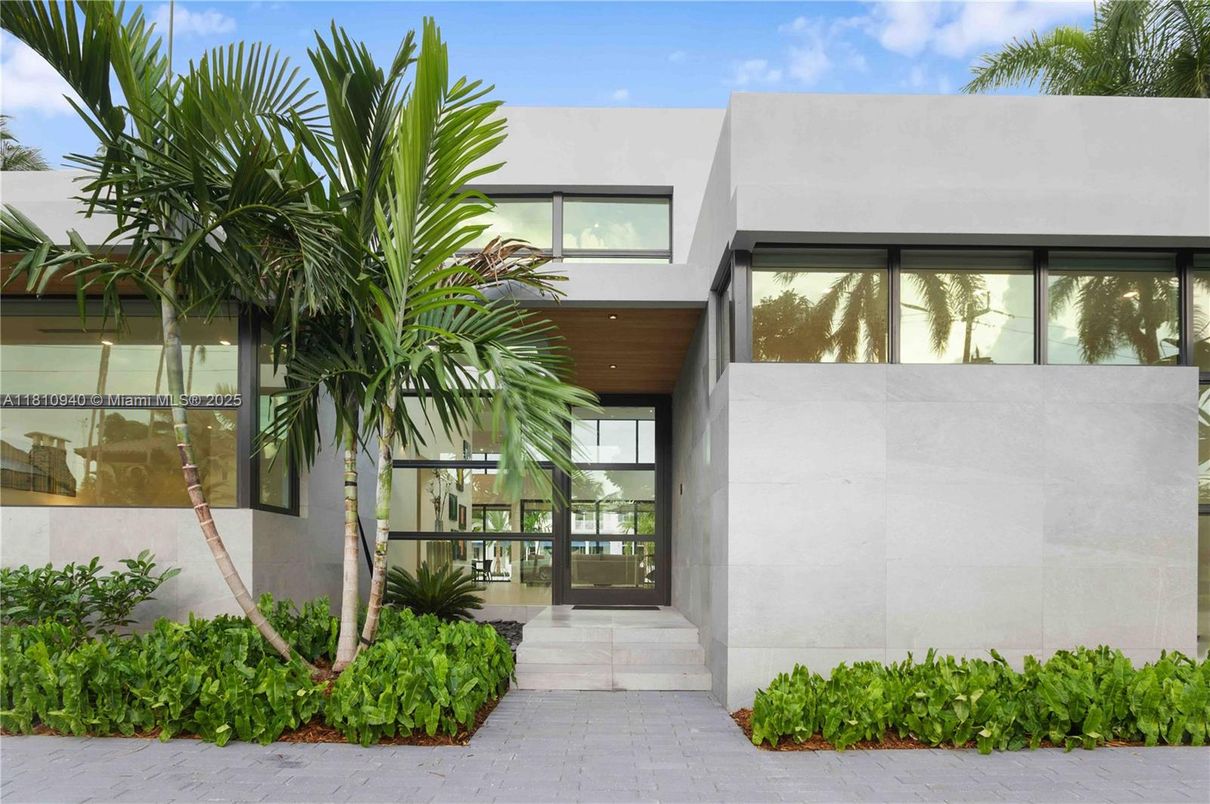 Exterior, Facade, Modern