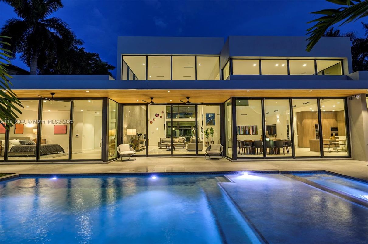 Exterior, Facade, Pool, Modern