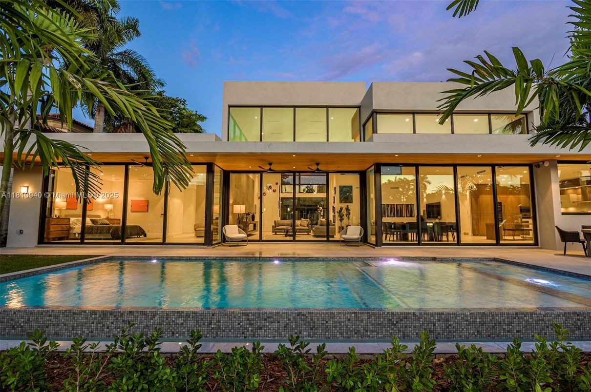 Exterior, Facade, Pool, Modern