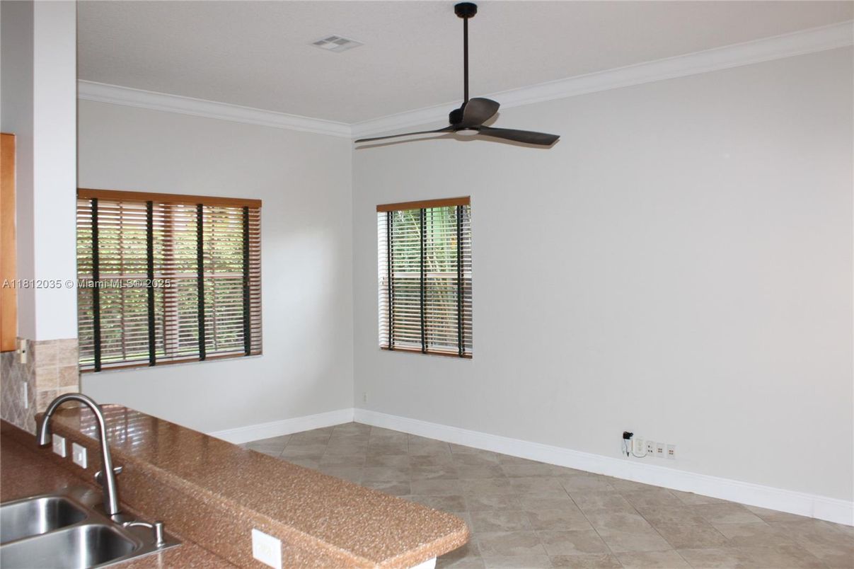 Empty room, Interior