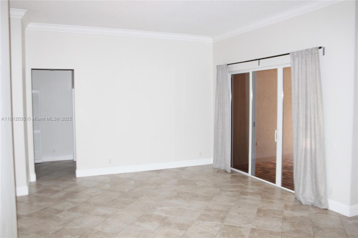 Empty room, Interior