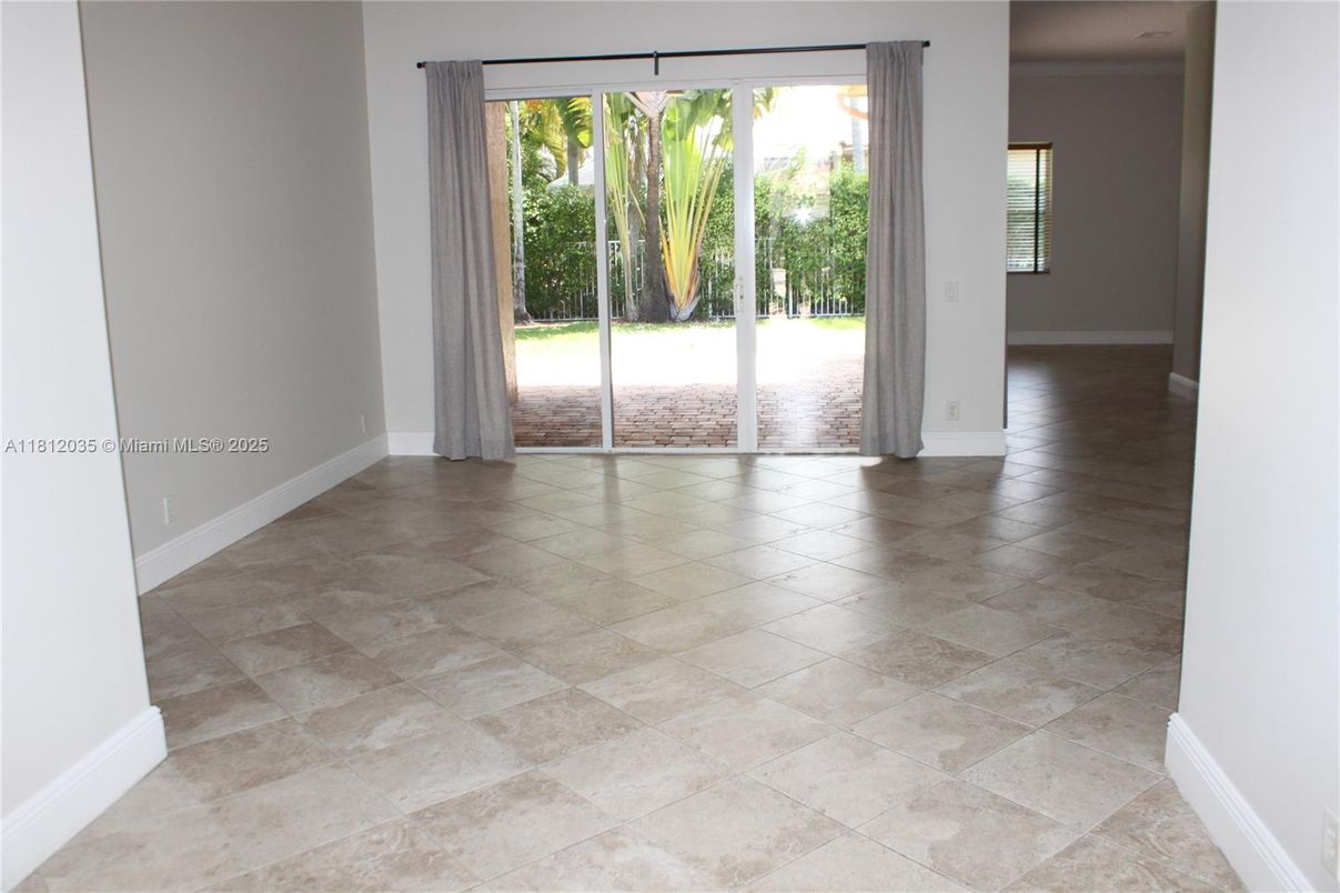 Empty room, Interior