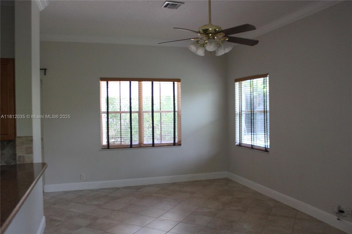 Empty room, Interior