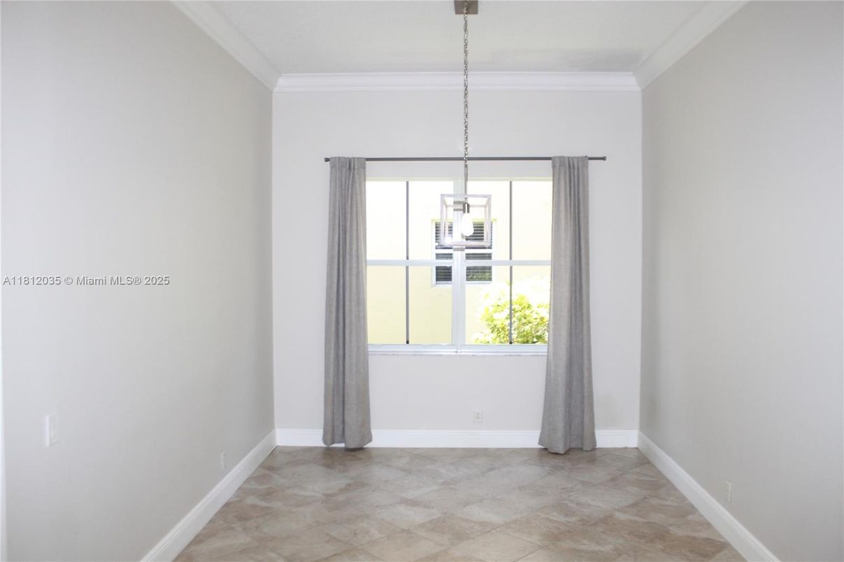 Empty room, Interior