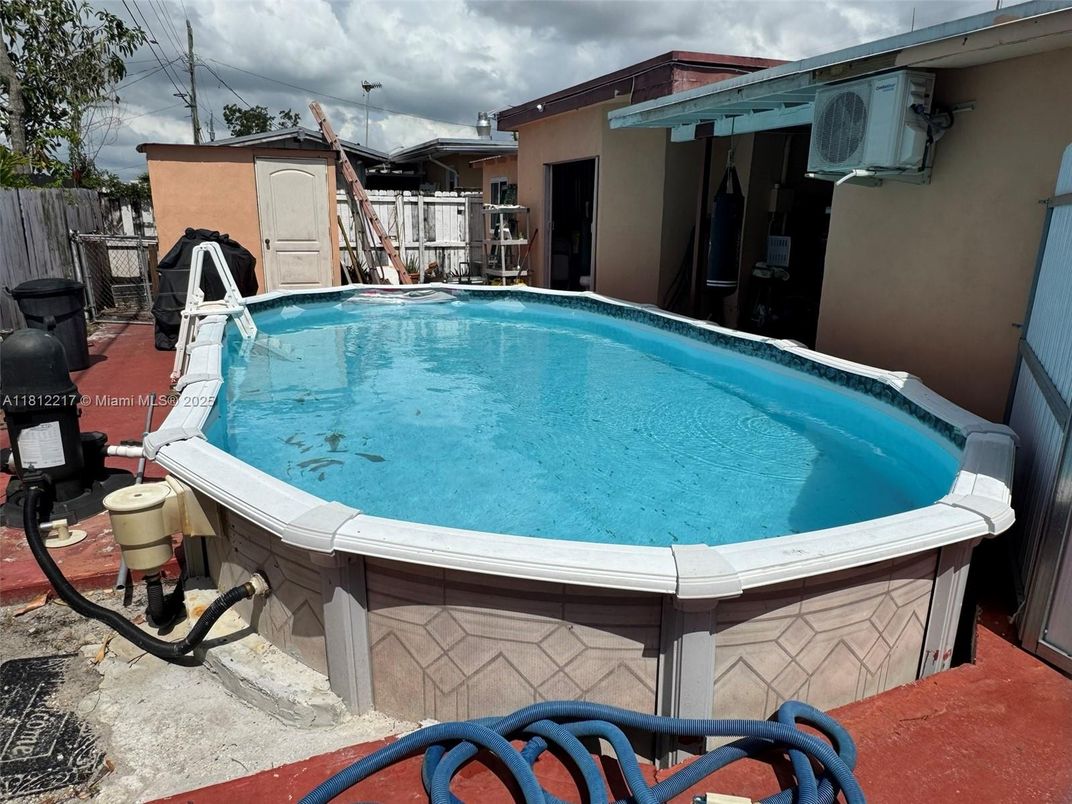 Exterior, Pool