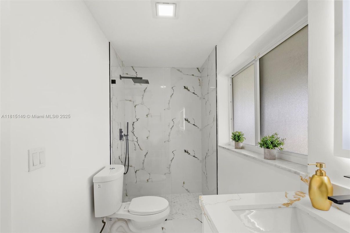 Bathroom, Interior, Marble, Marble Walls, Recessed Lighting
