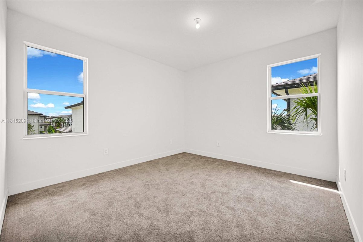 Empty room, Interior