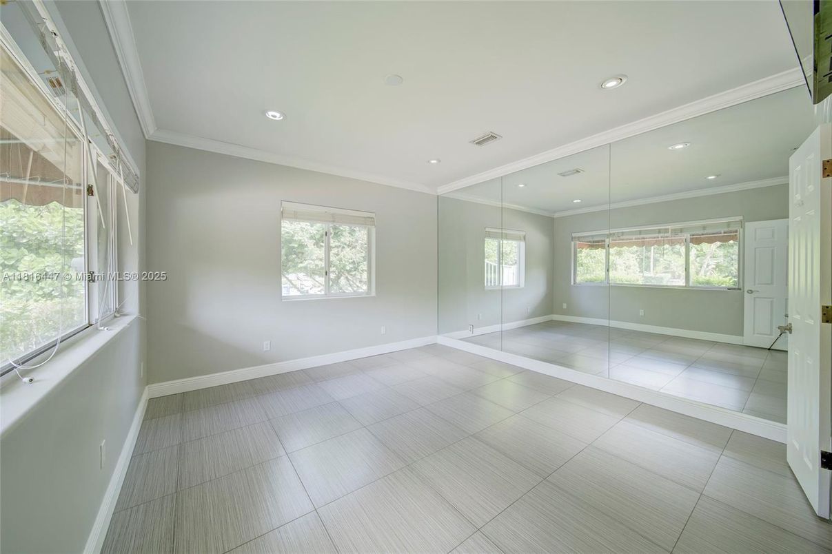 Empty room, Interior, Recessed Lighting