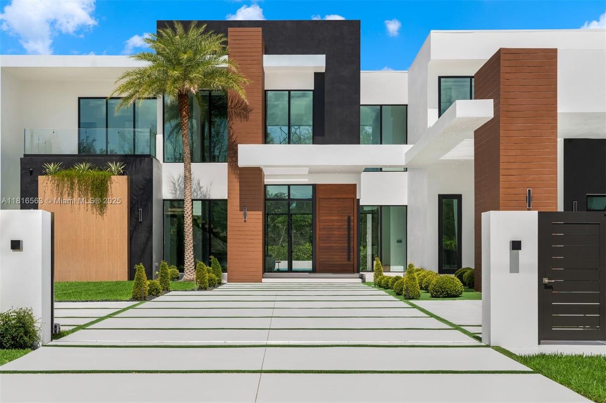 Exterior, Facade, Modern