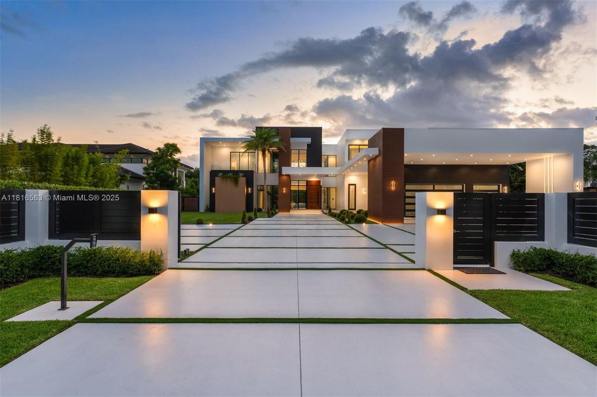 Exterior, Facade, Modern