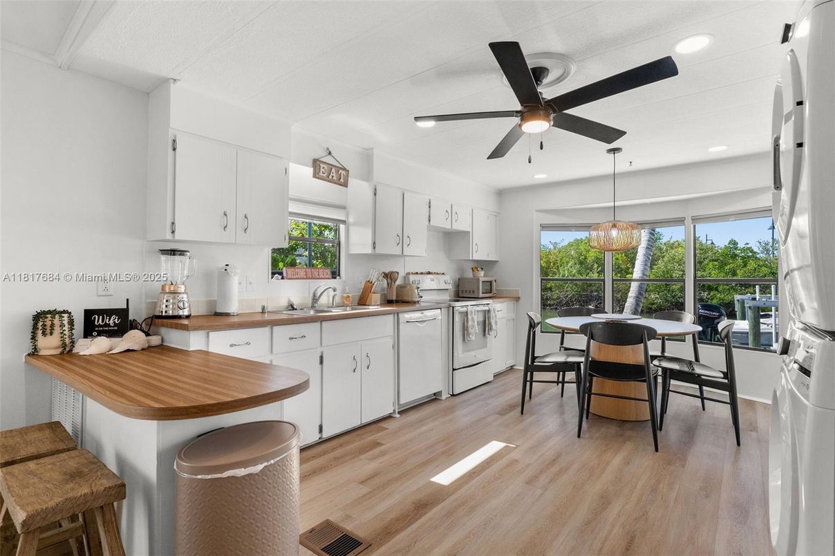 Chandelier, Dining room, Interior, Kitchen, Pendant Lights, Recessed Lighting, Wood Texture Flooring