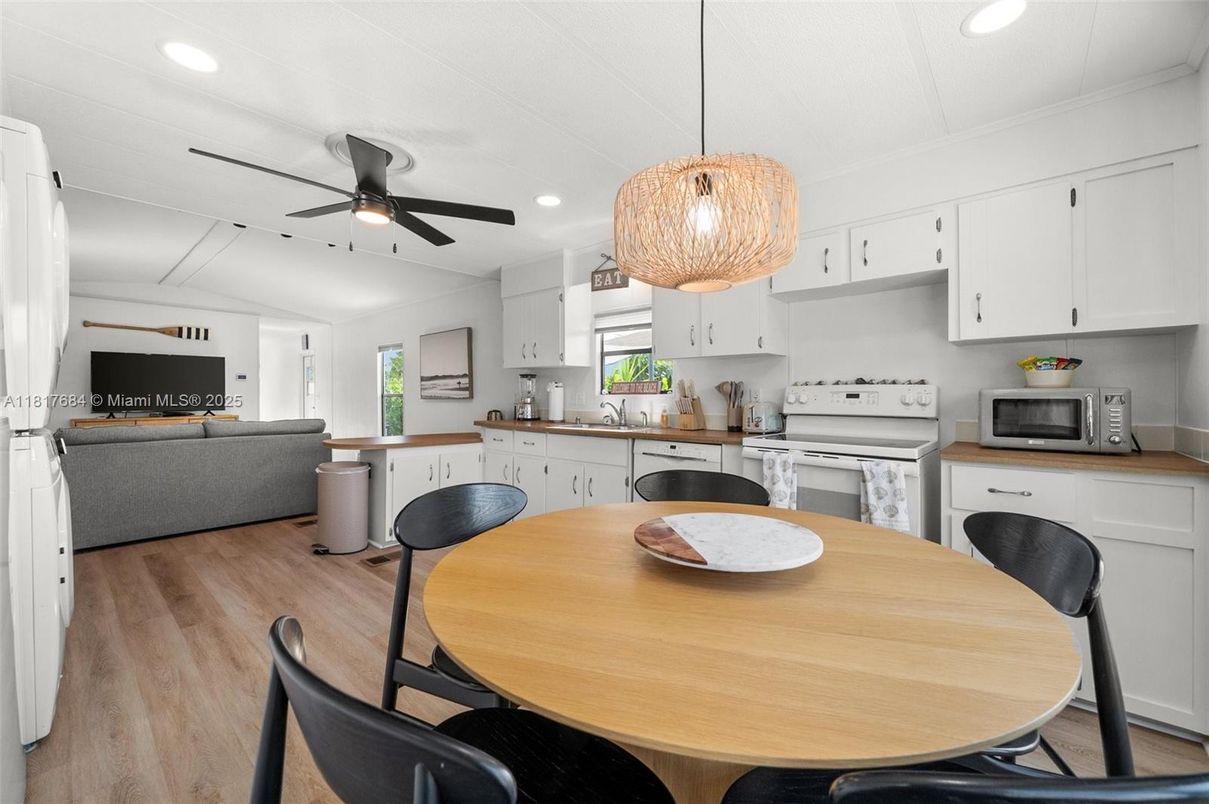 Dining room, Interior, Kitchen, Pendant Lights, Recessed Lighting, Wood Texture Flooring