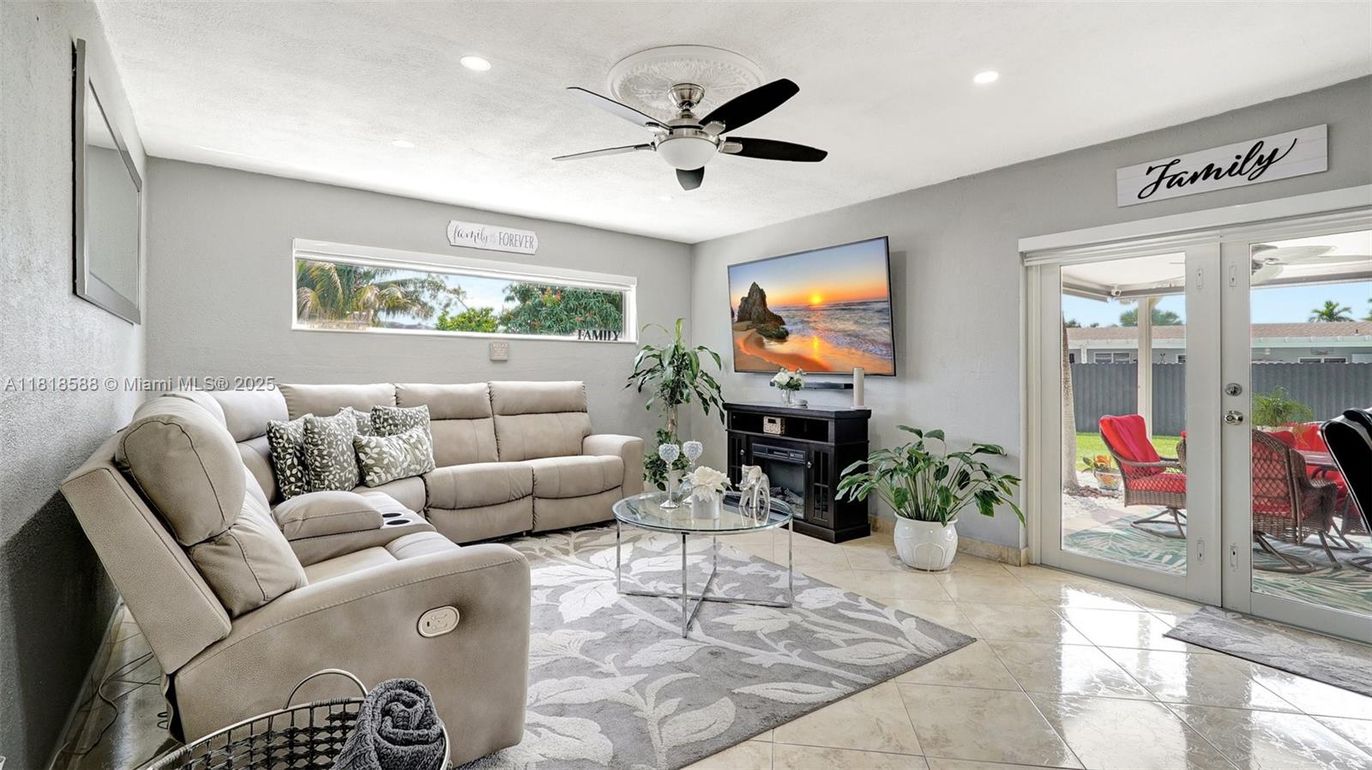 Fireplace, Interior, Living room, Recessed Lighting