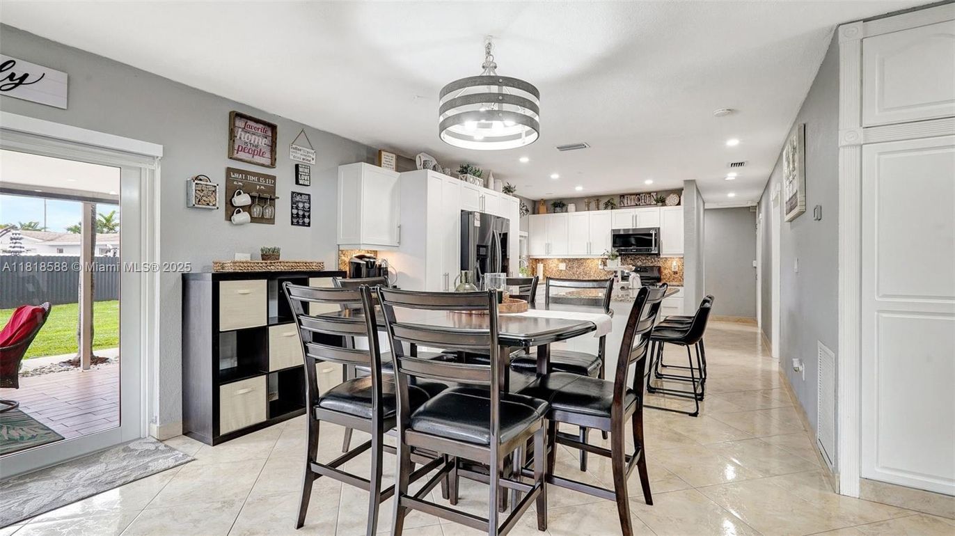 Dining room, Interior, Kitchen, Recessed Lighting