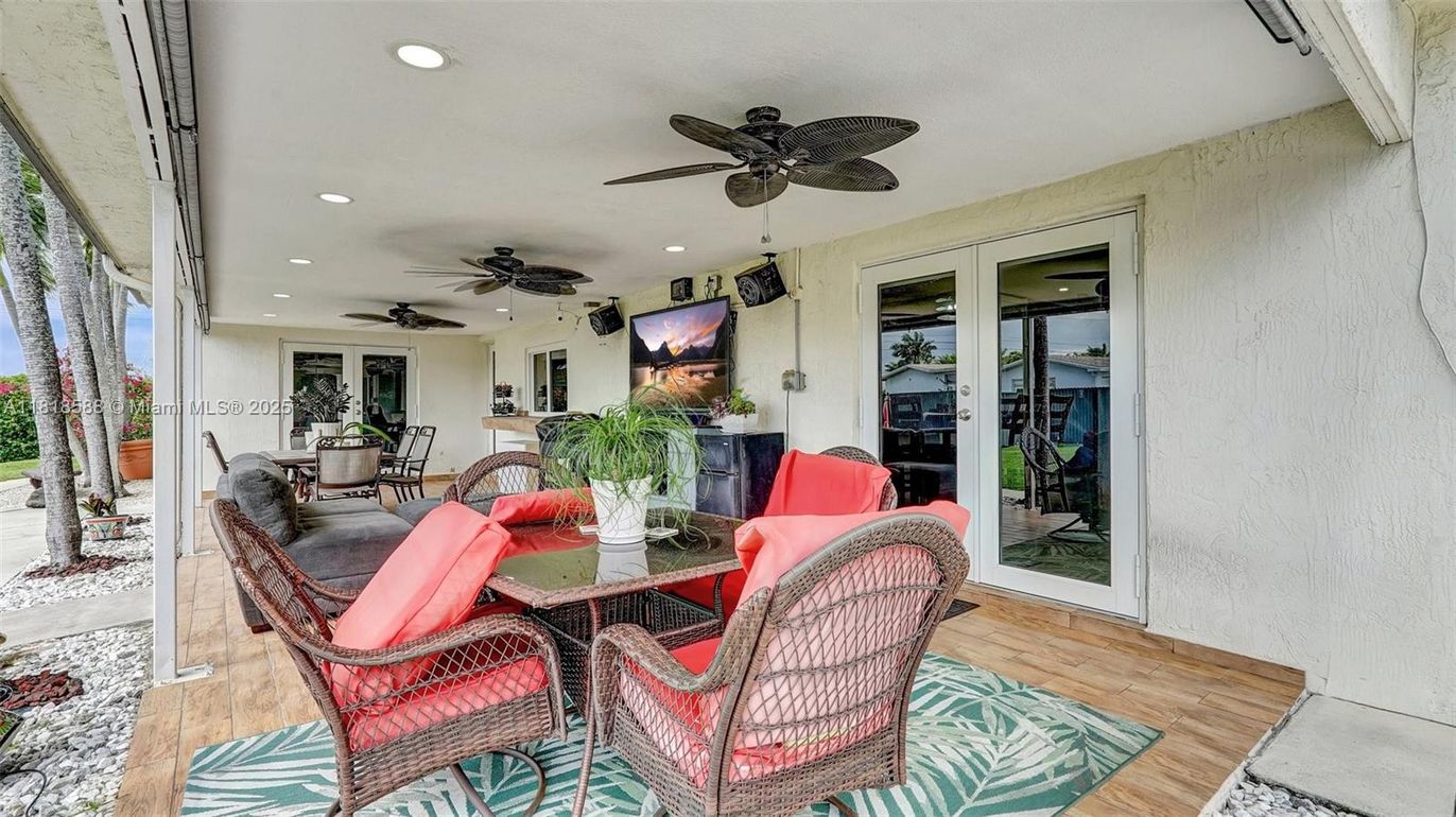 Dining room, Exterior, Recessed Lighting, Wood Texture Flooring