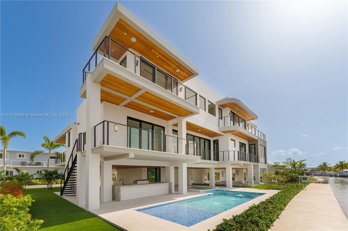 Exterior, Facade, Pool, Modern