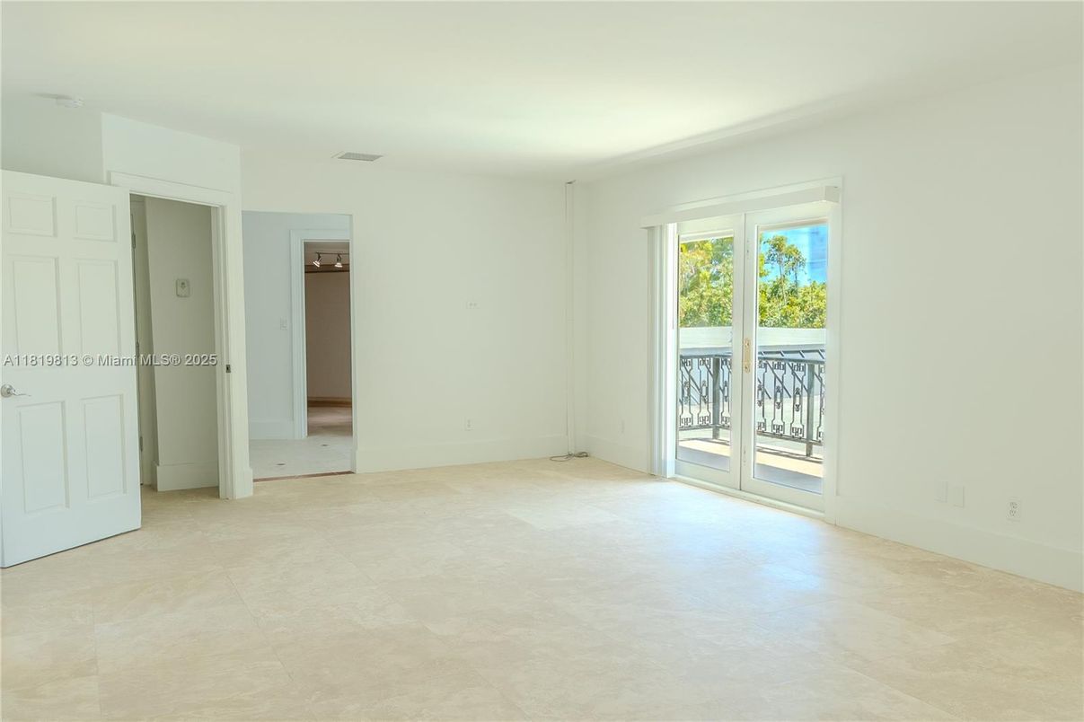 Empty room, Interior
