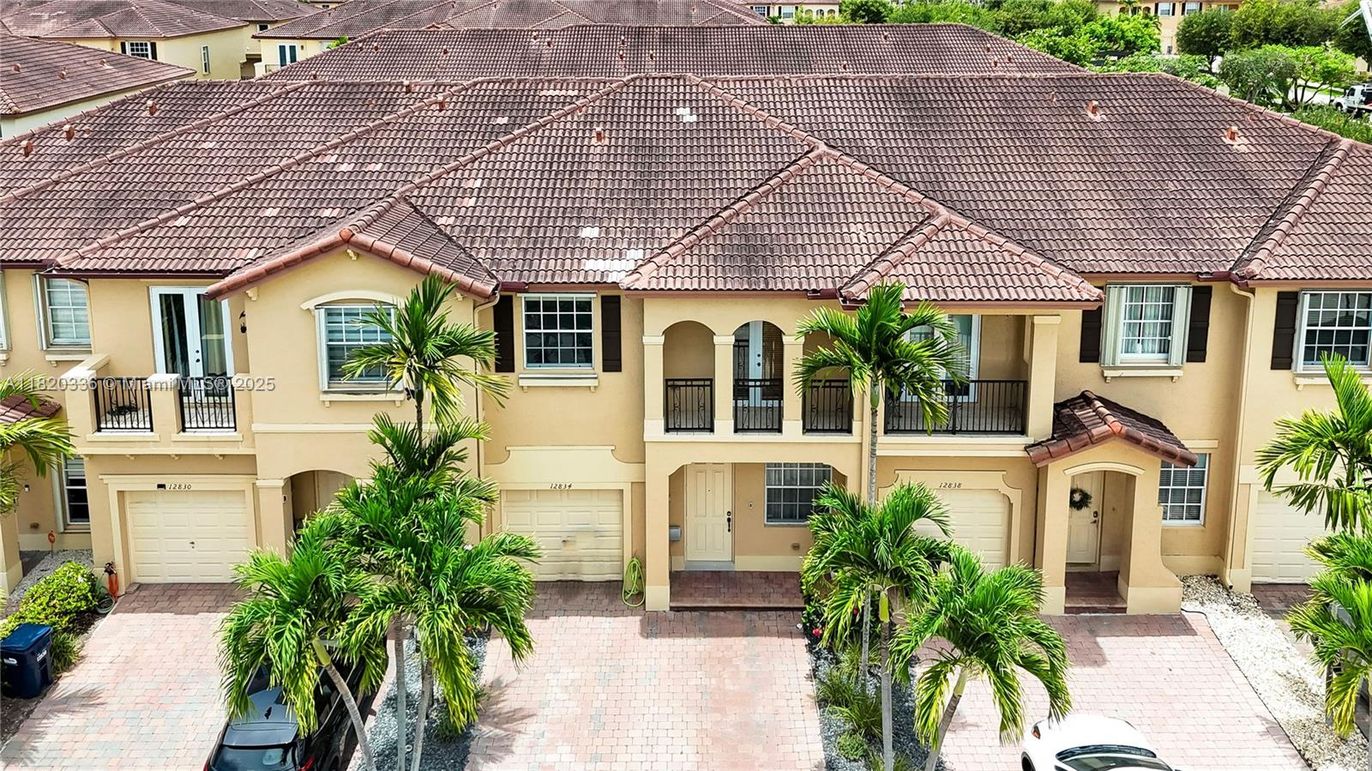 Attached, Exterior, Facade, Mediterranean