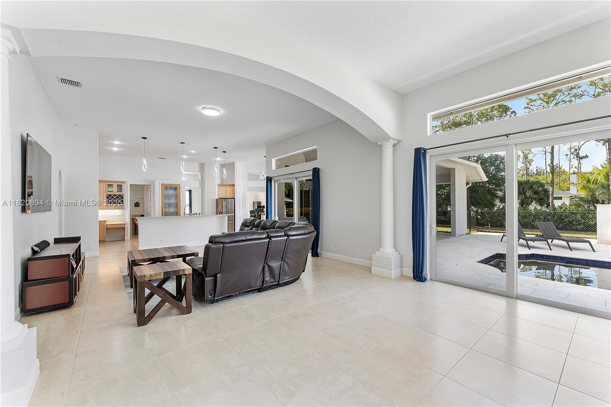 Interior, Living room, Pendant Lights, Recessed Lighting