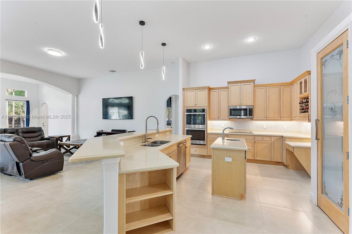 Interior, Kitchen, Living room, Pendant Lights, Recessed Lighting, Stainless Steel Appliances