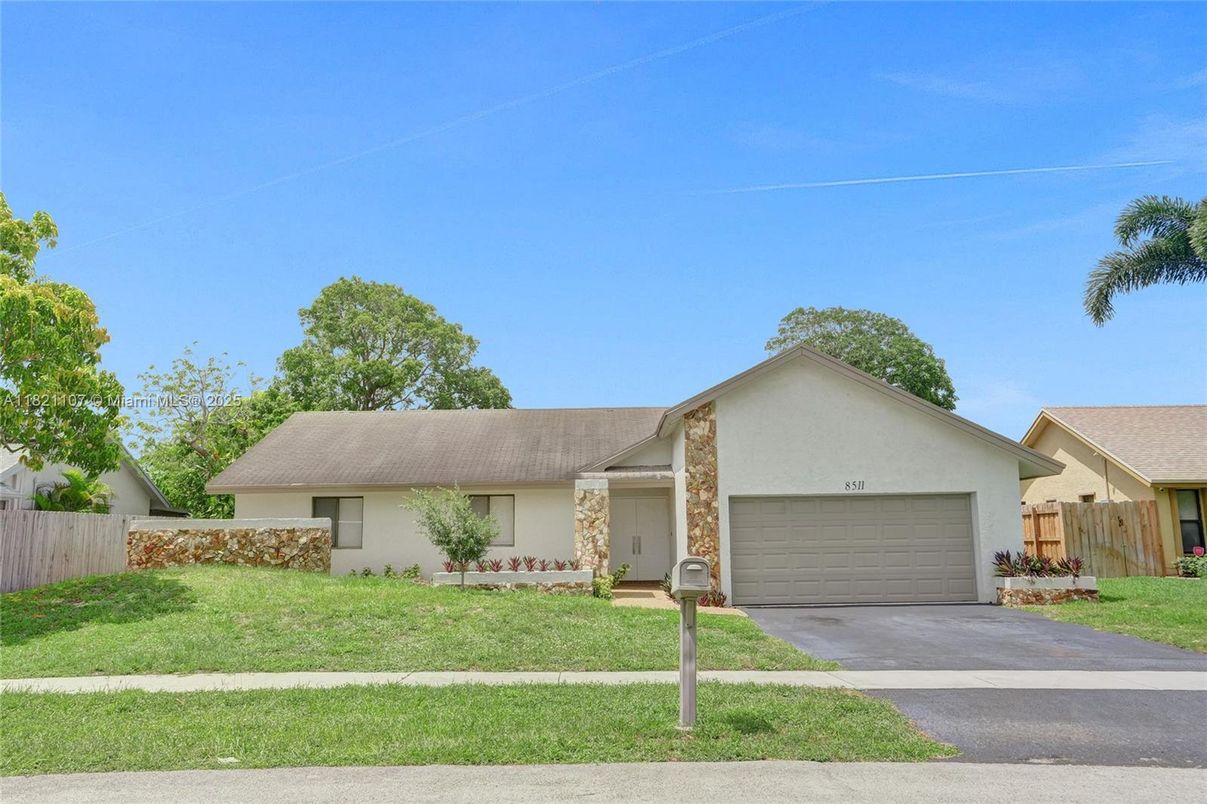 Attached, Exterior, Facade, Ranch