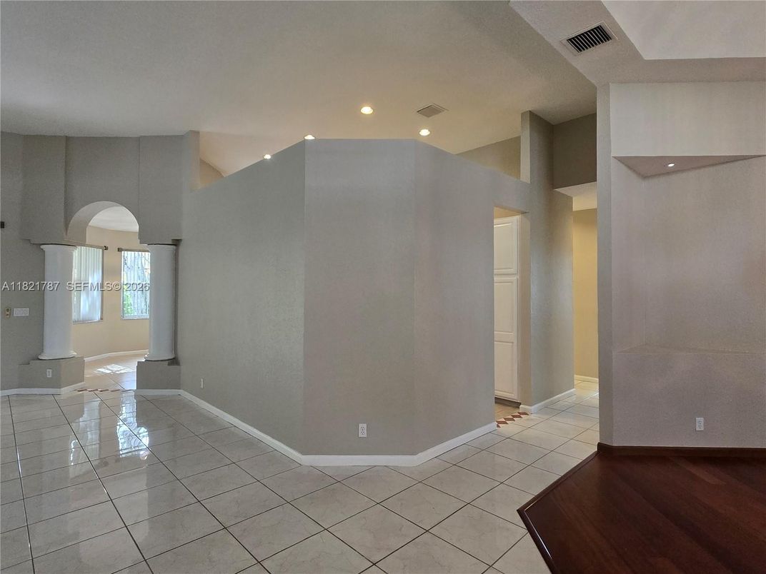 Empty room, Interior, Recessed Lighting