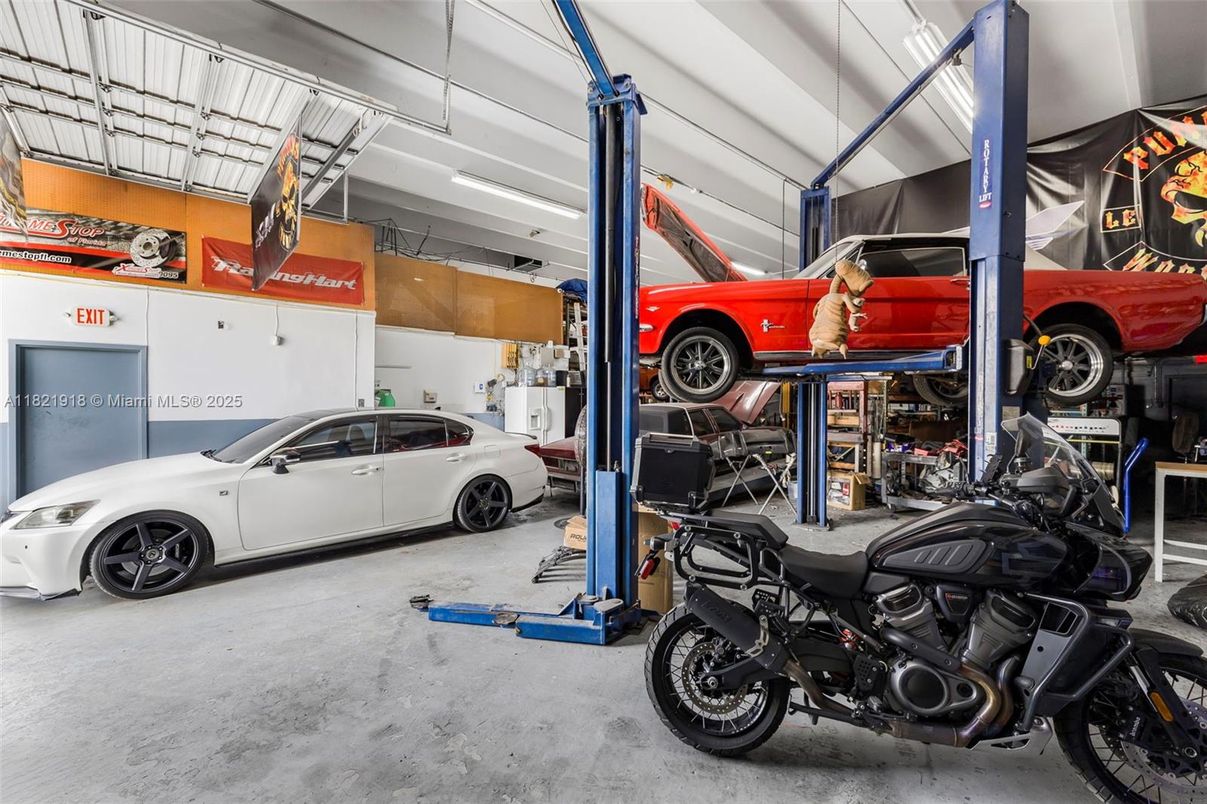 Garage, Interior