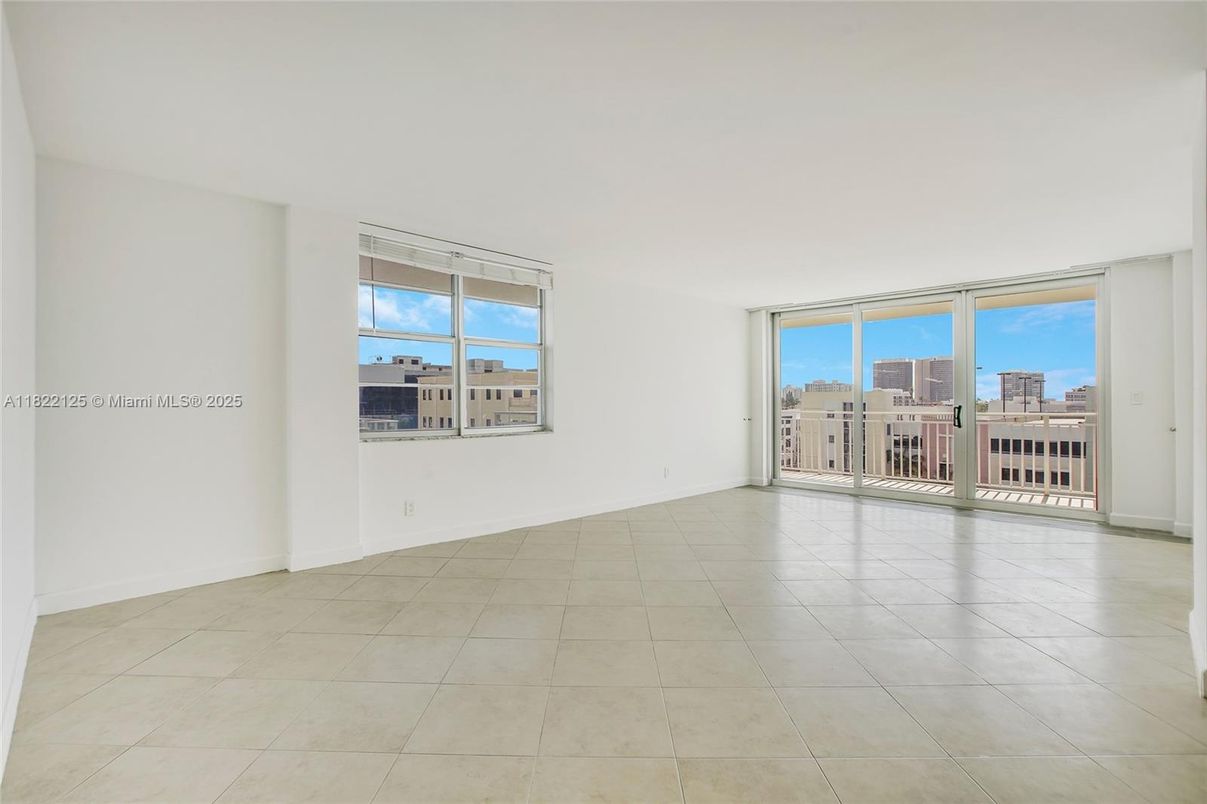 Empty room, Interior