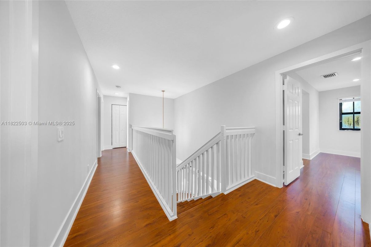Interior, Pendant Lights, Recessed Lighting, Wood Texture Flooring
