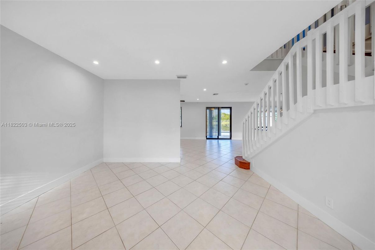 Empty room, Interior, Recessed Lighting