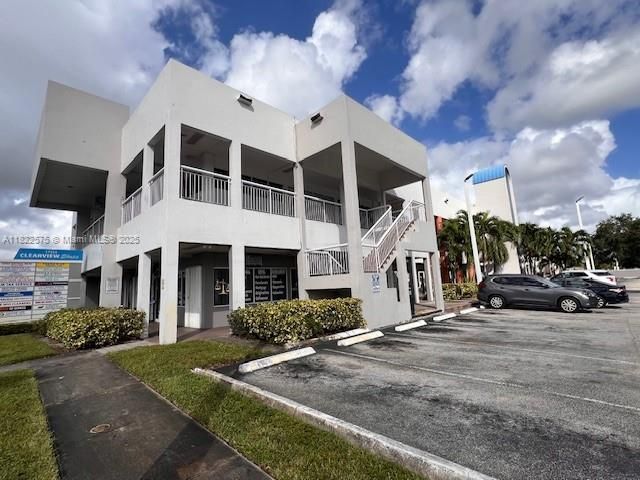 Exterior, Facade, Modern