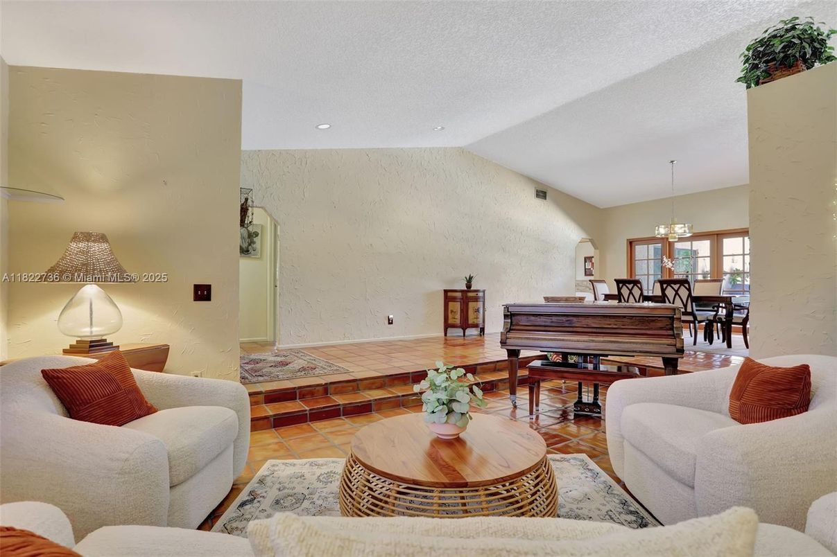 Chandelier, Dining room, Interior, Living room, Piano, Recessed Lighting