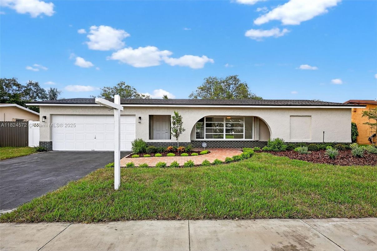 Attached, Exterior, Facade, Ranch