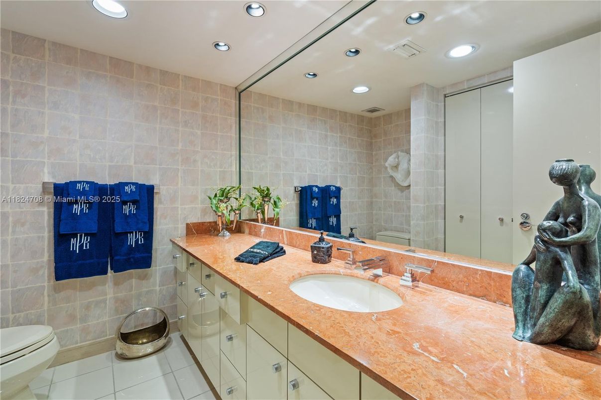 Bathroom, Dual Sink Vanities, Interior, Recessed Lighting