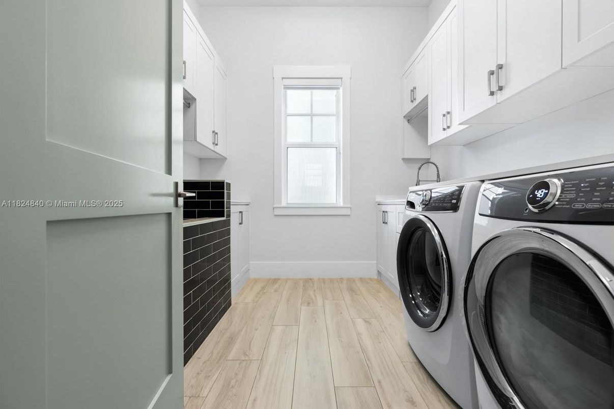 Interior, Washer, Wood Texture Flooring