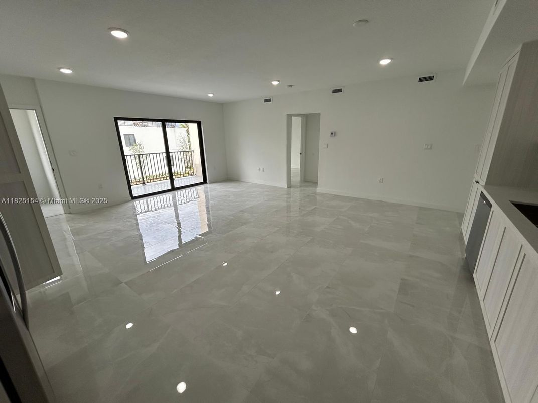 Empty room, Interior, Recessed Lighting
