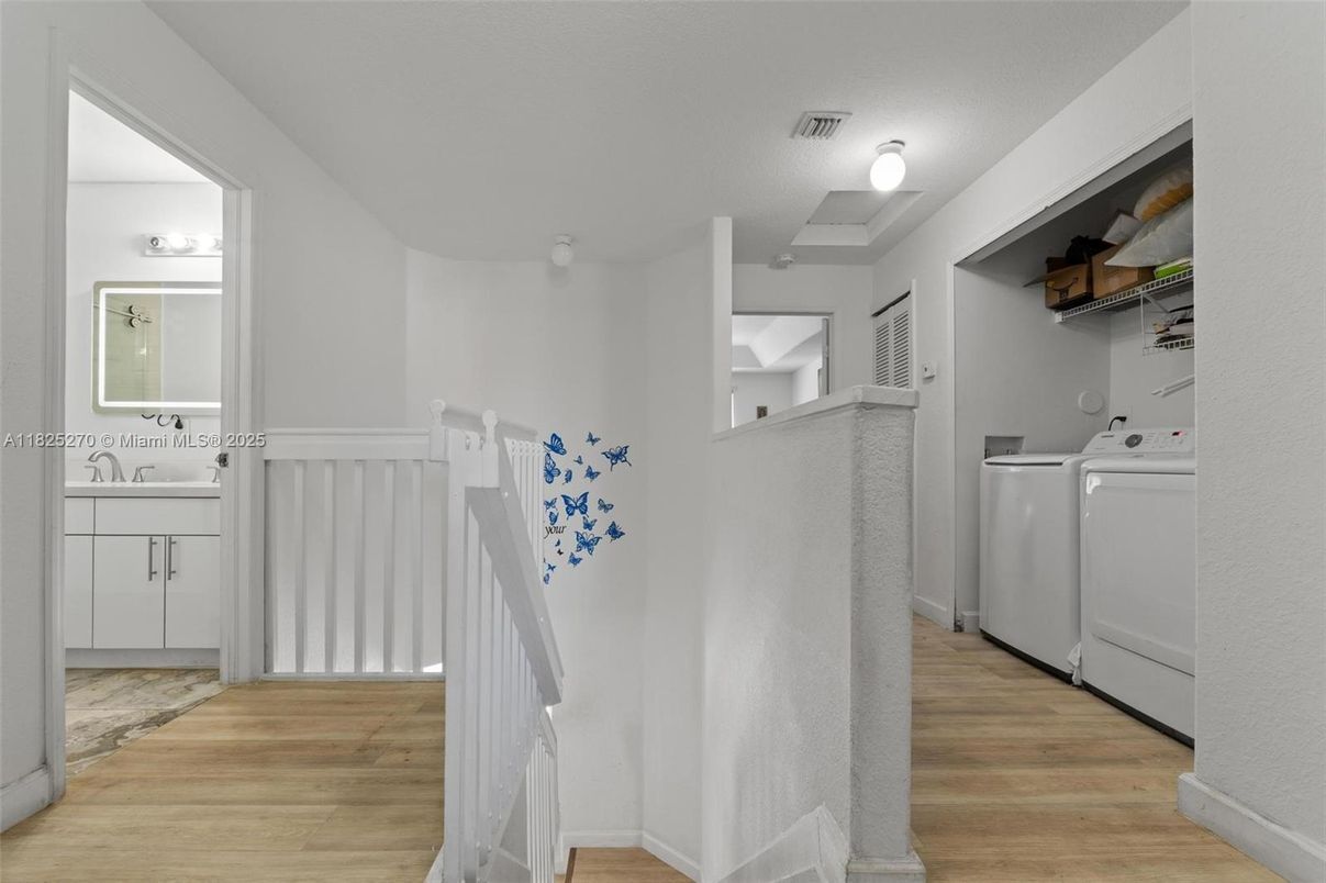 Interior, Washer, Wood Texture Flooring