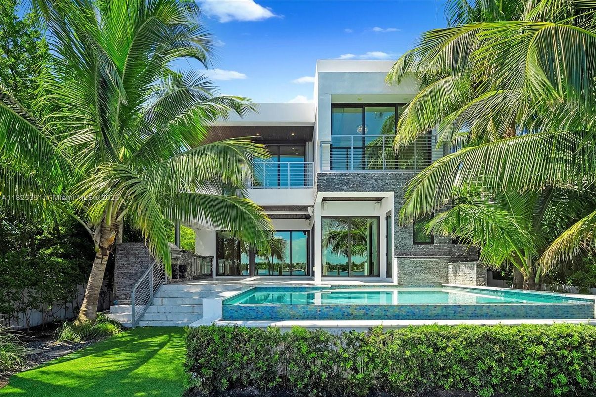 Exterior, Facade, Pool, Modern