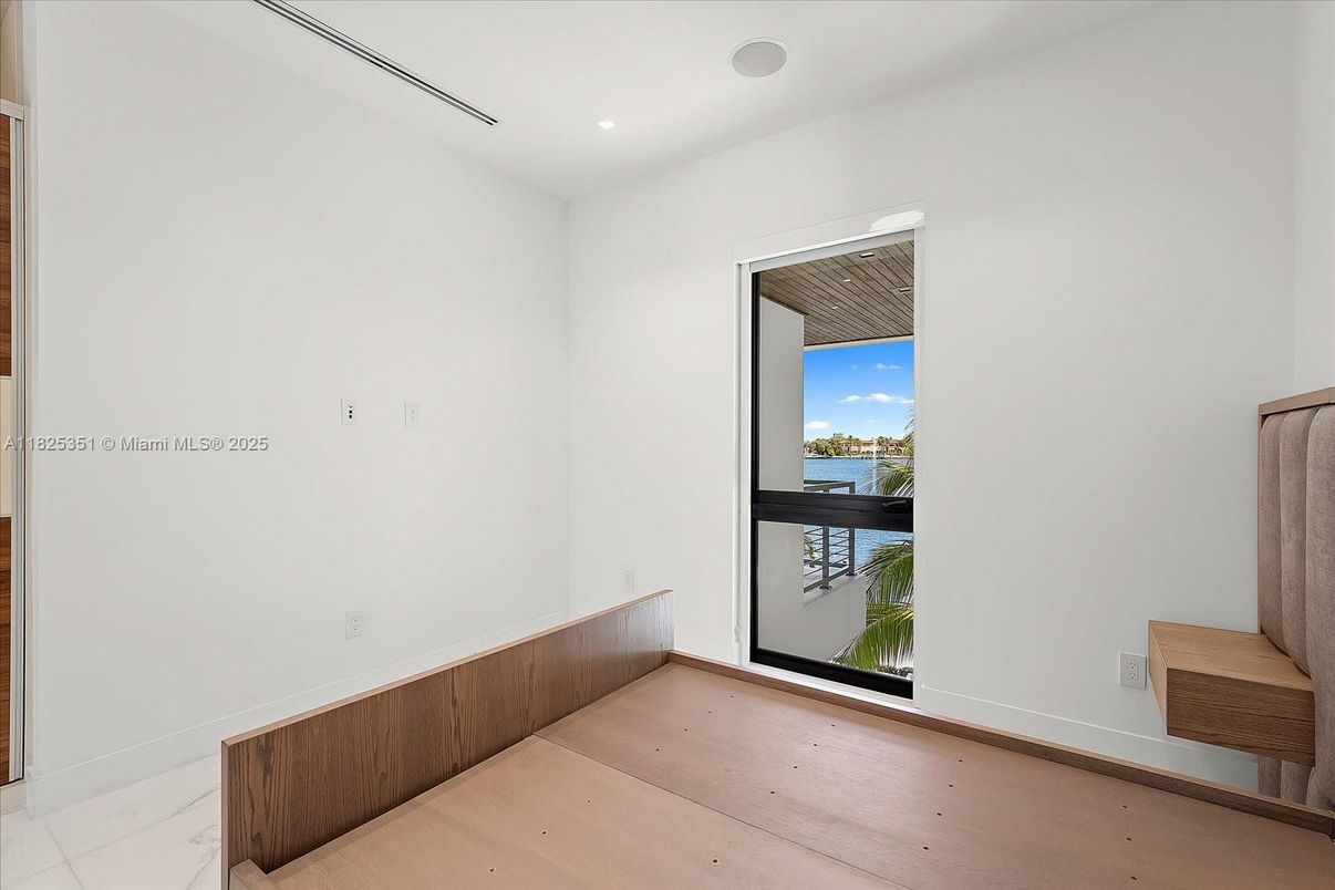 Empty room, Interior, Recessed Lighting, Water
